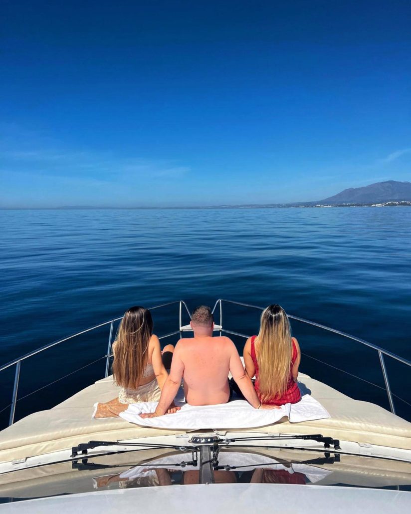 How much does it cost to rent a yacht by the hour?