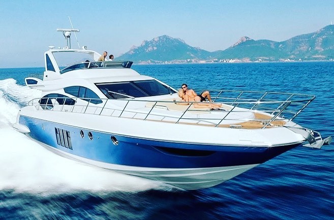Charter a luxury yacht with drinks and snacks included